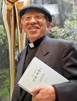 78세의 나이에도 정정한 정의채 신부는 “아직 할일이 많으니 90세 이상 살아야 겠다”고 농담을 던지며 크게 웃었다. -김동주기자