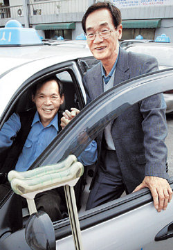 국내에서 장애인을 운전사로 가장 많이 고용하고 있는 덕수콜택시 이덕팔 사장(오른쪽). 박주일기자 fuzine@donga.com
