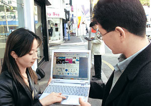 KT의 직원들이 서울 압구정동 로데오거리의 핫스팟(무선 인터넷 가능지역)에서 무선 인터넷 서비스를 선보이고 있다. 사진제공 KT