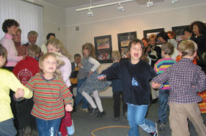 7일 독일의 교육사상가 프리드리히 프뢰벨의 고향 바트 블랑켄부르크에 있는 프뢰벨박물관에서 인근 프뢰벨유치원에 다니는 어린이들이 춤을 추고 있다. 이들은 ‘한국의 어린이들’ 사진전 개막식에 참석해 노래와 춤으로 관람객들을 즐겁게 했다.바트 블랑켄부르크=김진경기자 kjk9@donga.com