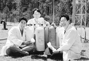 제주도 보건환경연구원 대기보전과 직원들이 한라산 천아오름 계곡의 채취장에서 활짝 웃고 있다. 왼쪽부터 김동언 현성수 연구원, 김영주 과장.  한라산=이헌진기자