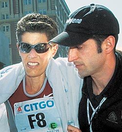 시각장애인 말라 러년이 2003보스턴마라톤을 완주한뒤 남편 매트 로너건(오른쪽)의 부축을 받고 있다.