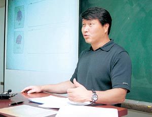 지난해 여름 서울대 기술정책대학원에서 대학원생들을 상대로 산업기술정책 과목을 강의하던 최태원 SK㈜ 회장. 사진제공 SK그룹