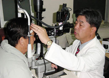 5월부터 우즈베키스탄 타슈켄트에 자선병원을 건립해 운영하는 인천 한길안과병원 정규형 이사장이 환자를 진료하고 있다. -사진제공 한길안과병원