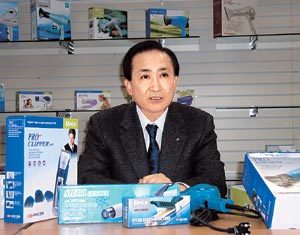 유닉스전자 이충구 회장이 헤어 드라이어 제품에 대해 설명하고 있다. 사진제공 유닉스전자