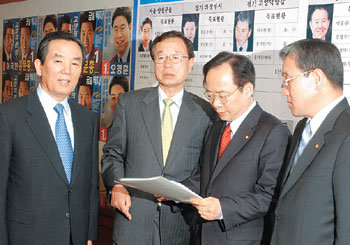 한나라당 박희태 대표권한대행(왼쪽에서 두 번째)이 24일 재·보선 선거상황실에 들러 투표 진행 상황 등에 대해 보고를 받고 있다. -서영수기자