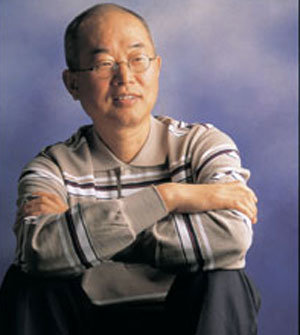 '인도로 간 예수' 이후 8년만에 새 창작집을 묶어낸 소설가 송기원씨. 사진제공 창작과비평사