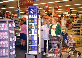 미국의 한 대형 할인매장에서 물건을 고르는 소비자들. ‘소비의 심리학’은 “판매자는 소비자의 생각과 행동을 정확히 이해하고 예측해야 한다”고 강조한다.동아일보 자료사진