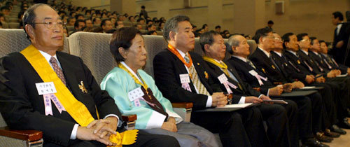 25일 서울 서초구 서초동 대법원 대강당에서 열린 제40회 법의 날 기념식에서 국민훈장 수상자들이 강금실 법무부 장관의 말을 듣고 있다. -박주일기자