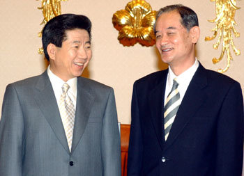 노무현 대통령(왼쪽)이 25일 고영구 국가정보원장에게 임명장을 수여한 뒤 함께 기념촬영을 하고 있다. -김경제기자