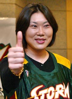 한국인 최초로 미국여자프로농구(WNBA)에 진출하는 정선민이 자신을 지명한 시애틀 스톰 유니폼을 입고 자신있게 엄지손가락을 세워보이고 있다. 이훈구기자