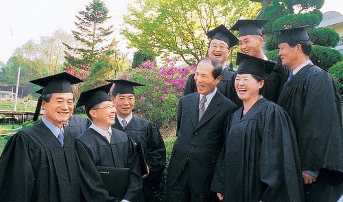 26일 열린 한국벤처농업대학 2기 졸업식에서 졸업생들이 정문술 학장(가운데)을 둘러싸고 활짝 웃고 있다. 정 학장은 벤처만이 농업을 살릴 수 있다고 강조했다.금산=이은우기자