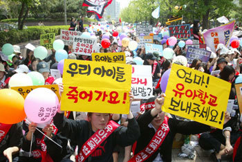 전국 대학 유아교육과 학생 대표로 구성된 전국유아교육학생협의회 회원 학생들이 28일 유아교육법 제정을 촉구하며 국회 앞에서 시위를 하고 있다. -박경모기자