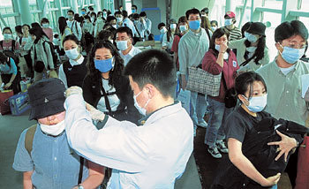 사스 여파로 28일 중국 베이징에서 아시아나항공 특별기로 인천공항에 도착한 한국 유학생과 교민들이 검역대 앞에서 체온측정을 위해 줄을 길게 선 채 기다리고 있다. -박영대기자