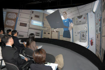 곡면 스크린을 보면서 컴퓨터를 조작해 우주정거장 내의 생활을 직접 체험해 볼 수 있는 ‘가상 우주정거장’이 28일 국내에서 공개됐다. -사진제공 한국실리콘그래픽스