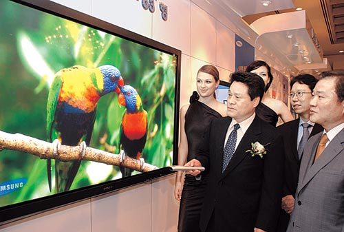 삼성전자는 29일 서울 신라호텔에서 ‘디지털 자연 이미지처리엔진(DNIe) 신기술 및 디지털TV 세계일류화 전략 발표회’를 가졌다. 신만용 영상디스플레이 사업부 부사장(왼쪽에서 두번째)이 디지털TV를 시연하고 있다. 연합