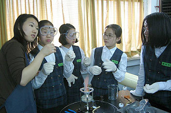 서울 양강중학교 여학생들이 물 먹는 새를 만들기 위해 알코올 램프로 철사를 구부리고 있다. -이현주 동아사이언스기자