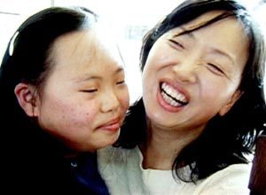 ‘휴먼스토리 여자’ 첫 회로 방송될 ‘은혜는 사춘기’ 중 한 장면. 여성만화가와 다운증후군을 앓고 있는 딸 사이의 사랑을 담았다. 사진제공 SBS