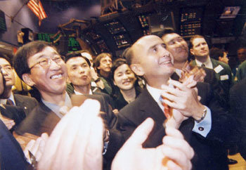 2000년 10월3일 뉴욕증권거래소에서 열린 주택은행의 뉴욕증시 상장식. 김정태 행장(왼쪽)이 직원들과 함께 기뻐하고 있다. -동아일보 자료사진