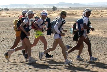 음식과 장비가 든 배낭을 매고 7일동안 243km를 달리며 인간 한계에 도전하는 ‘사하라 사막 마라톤’.  사진제공 www.runsahara.com