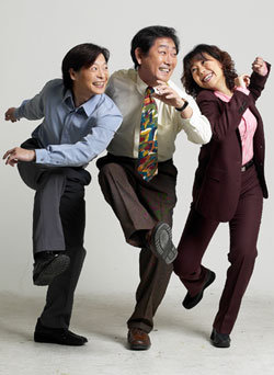 ‘당신 안녕’에 출연하는 연극배우 가족. 김진만(왼쪽)과 전현아(오른쪽)는 부부, 전무송은 전현아의 아버지다. -사진제공 극단신화