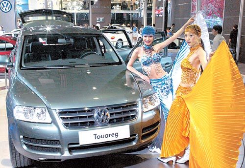 1일 서울 강남구 대치동 서울무역전시장에서 열린 ‘2003 수입자동차모터쇼’ 언론공개행사에서 폭스바겐이 국내에서 첫선을 보인 스포츠유틸리티차량 투아렉. 모델들이 북아프리카 투아렉족의 의상을 입고 사진기자들에게 포즈를 취하고 있다. 강병기기자