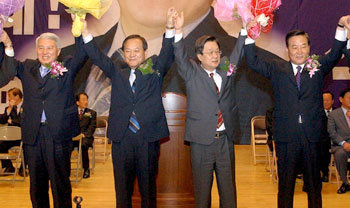 한나라당 당 대표 경선에 나설 뜻을 밝힌 김덕룡 최병렬 강재섭 서청원 의원(왼쪽부터)이 1일 충남 논산-금산 지구당 개편대회에 나란히 참석, 당원들의 환호에 답례하고 있다. -논산=연합