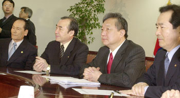 1일 민주당 고위당직자 회의에서 정대철 대표(오른쪽에서 두번째)가 신당 창당 지지를 공개선언했지만 표정은 어둡다. -박경모기자