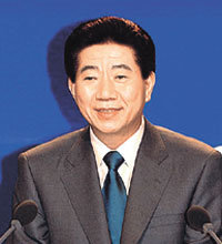 노무현 대통령이 1일 밤 MBC 100분 토론에 참석, 패널들의 질문에 대답하고 있다.