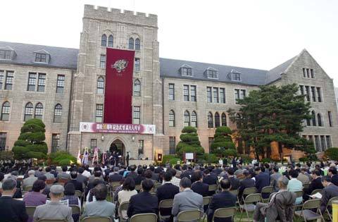 고려대는 2일 서울 성북구 안암동 캠퍼스 본관 앞에서 개교 98주년 기념식 및 고대인의 날 행사를 가졌다. 전영한기자 scoopjyh@donga.com