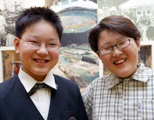 제25회 서울 어린이상 수상자인 임서환군(왼쪽)과 서범준군이 환하게 웃고 있다. 김동주기자 zoo@donga.com