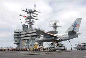 2일 조지 W 부시 대통령이 탑승한 S-3B 바이킹기가 미 항공모함 에이브러햄 링컨호 갑판에 착륙하고 있는 모습. 전투기 뒷부분에 연결고리가, 갑판 위에는 케이블이 보인다. -사진제공 CNN