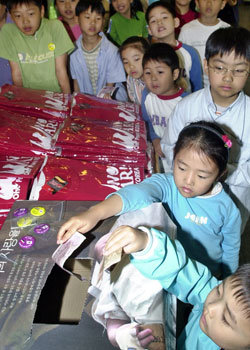 다일공동체가 4일 서울 동대문구 신설동 대광고 강당에서 주최한 이라크 난민돕기 성금 모금 행사에 참가한 어린이들이 고사리 손으로 ‘정성’을 보태고 있다. -박영대기자