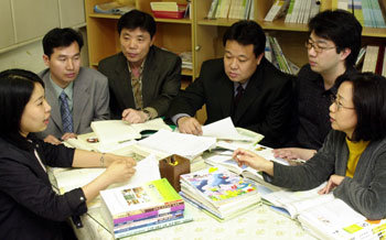 서울 경복초등학교 교사들이 학생들을 효과적으로 교육하기 위해 자신들이 터득한 학생지도법에 대해 논의하고 있다. -박영대기자