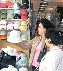 서울 지하철 1호선 동대문역 인근 평화시장 1층 모자 도매상가에서 두 여성 고객이 모자를 고르고 있다. 이 상가는 야구모에서 중절모까지 다양한 모자를 팔고 있다. 가격은 1000원에서 1만2000원 수준으로 소매점포보다 20%이상 저렴하다. 박형준기자 lovesong@donga.com