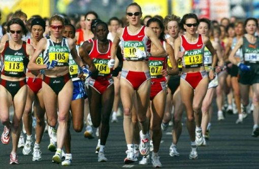 여성이 임신중 달리기를 하면 최대 산소 섭취 능력이 증가해 출산후 마라톤 기록이 더 좋아진다. 사진은 지난달 13일 런던마라톤에서 영국의 래드클리프(가운데 맨 앞) 등 여성 마라토너들이 각축을 벌이고 있다. 래드클리프가 2시간 15분25초의 세계최고 기록으로 우승.동아일보 자료사진
