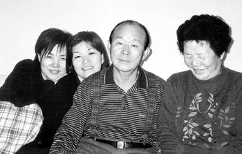 어머니는 아버지 옆에서 무엇 때문에 저렇게 파안대소하고 계실까. 왼쪽부터 동생, 나, 아버지와 어머니. 사진제공 신경숙씨