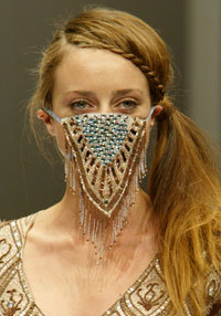 7일 시드니에서 열린 오스트레일리안 패션 주간 기념 패션쇼에 홍콩의 디자이너 도리언 호가 디자인한 구슬 마스크가 선을 보였다. -시드니〓로이터 뉴시스