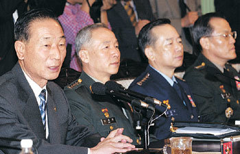 조영길 국방부장관(왼쪽)이 7일 국방부에서 열린 전군 주요지휘관회의에서 인사말을 하고 있다. -박영대기자