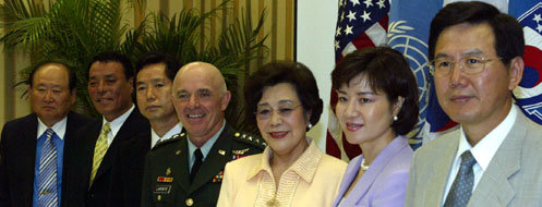 왼쪽부터 오갑동 한미관계기업인협회장, 이경추 송탄상인회장, 조선호 경찰청외사관리관, 리언 러포트 주한미군사령관, 손영옥씨(수상자인 국제민간외교협회대구지부 안병협씨 부인), 안인혜씨(안병협씨 딸), 최순식 경기도 행정2부지사.김동주기자