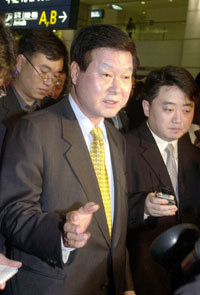 민주당 한화갑 전 대표가 7일 오후 미국 방문을 마치고 인천공항을 통해 귀국하면서 당 내 신당 창당 움직임에 대한 견해를 밝히고 있다. 인천공항=박경모기자