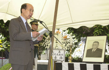 서울 동작구 동작동 국립묘지 애국지사 묘역에서 8일 열린 고하 송진우 선생 탄생 113주년 기념식에서 이정식 미 펜실베이니아대 명예교수(정치학) 겸 경희대 객원교수가 추모 강연을 하고 있다. -권주훈기자