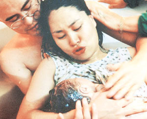 갓 태어난 아기의 몸을 감싸고 있는 미끈미끈한 분비물이 천연수분보호제로 밝혀졌다. -동아일보 자료사진