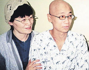 백혈병으로 투병중인 홍상두씨(오른쪽)와 그의 어머니 정인순씨. -전지원기자