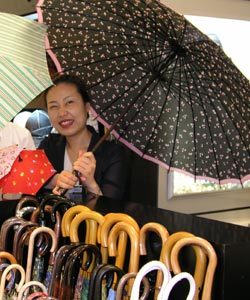 갤러리아백화점 서울 압구정점 패션관을 찾은 고객들이 32개 대나무 우산살로 만든 동양 스타일의 우산, 밝고 깔끔한 느낌의 줄무늬 우산 등을 펼쳐들고 있다. 사진제공 갤러리아백화점