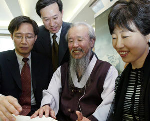 30여년 전 초등학생이던 자신들의 스승 이수홍씨(가운데)를 위해 15일 서울에서 고희기념 서예전을 여는 제자들이 13일 준비모임에 스승을 초대해 학창시절에 관한 이야기꽃을 피우고 있다. -박주일기자