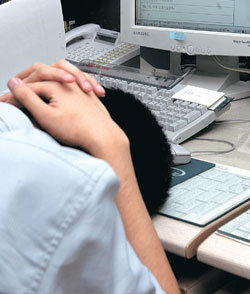 결혼정보회사에서 30만명의 개인정보를 빼낸 혐의로 검거된 해커 김모씨가 14일 서울경찰청 사이버범죄수사대에서 조사를 받고 있다. -김미옥기자