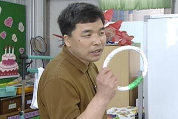 진천 삼수초등학교 김재호 교사가 자폐증을 앓는 아동의 ‘쥐고 던지는’ 능력을 길러주기 위해 개발한 특수 링을 아이들에게 설명하고 있다. 사진제공 EBS