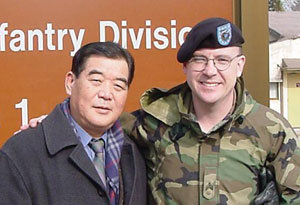 정설남씨(왼쪽)와 미국인 친구의 아들로 현재 미 2사단에서 근무하고 있는 존 쿱 병장. -동아일보 자료사진
