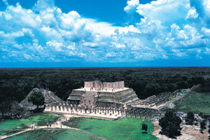 멕시코 최대의 마야유적지인 치첸이트사의 엘 카스티요 피라미드. 유네스코가 선정한 세계문화유산이다.사진제공 월드콤